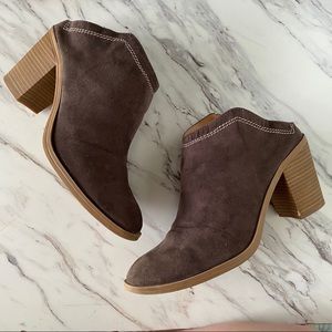 🍉 5 for $25 Sale! 🍉 
Dolce Vita Distressed Mule